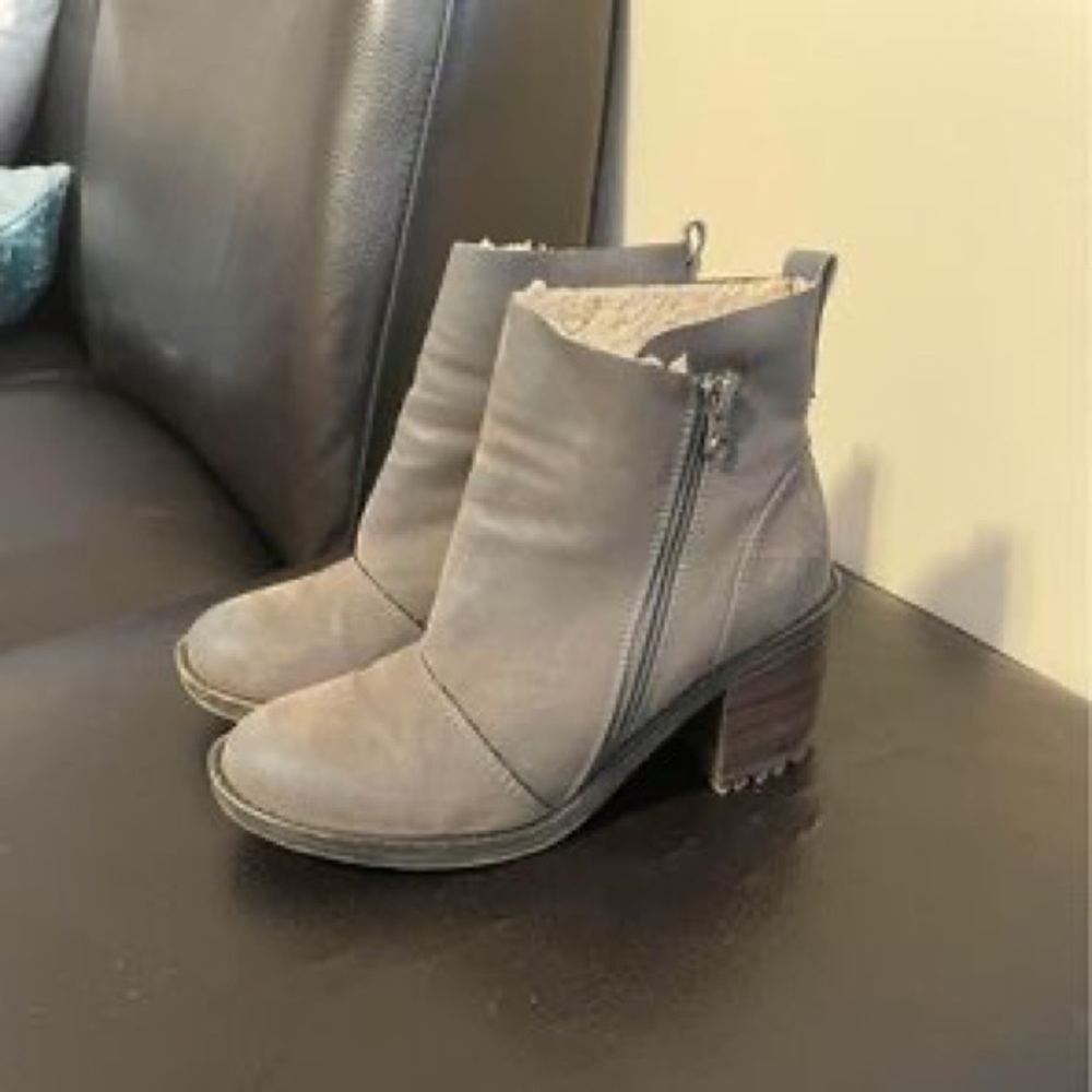 Blowfish chunky faux leather grey fleece lined booties.